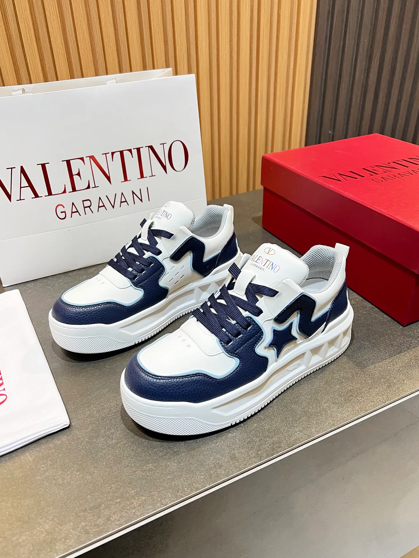 👟👟Ex-factory price 660👟👟 𝑽𝒂𝒍𝒆𝒏𝒕𝒊𝒏𝒐Valentino 𝑶𝒏𝒆𝑺𝒕𝒖𝒅 Couple casual sports shoes series Valentino 2024 new couple sports shoes are on sale. The original ZP was purchased and dismantled. Repeated pattern making and modification. I tried my best to restore it one to one! Top luxury masterpiece Signature five-pointed star design Soft and comfortable genuine leather with contrasting colors brings excellent and elegant texture and excellent on-foot comfort Top purchasing version upper: imported calfskin surface/original oil edge craftsmanship Outsole: original development 𝐓𝐏𝐔 two-color combination outsole Packaging: original configuration complete package Code number: 34-𝟒𝟓